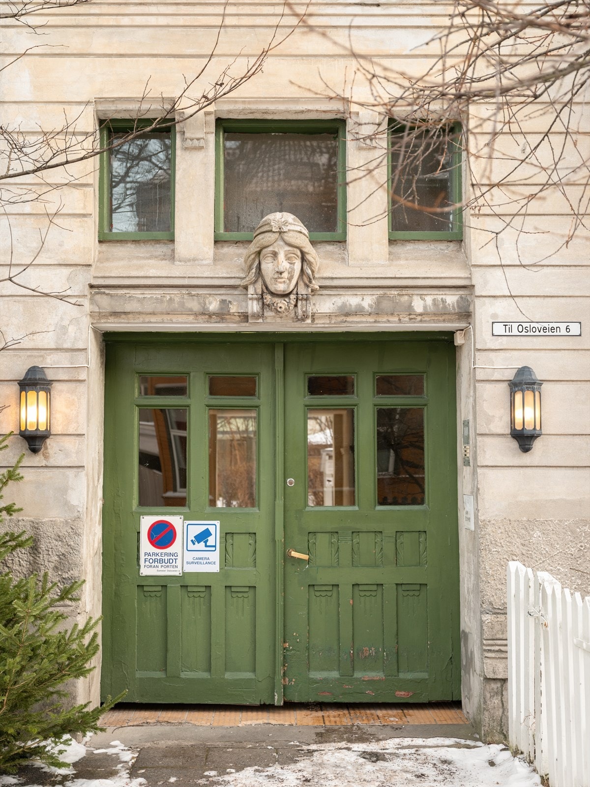 Ornamentikken over inngangsdørene ble rehabilitert av steinhuggere fra Nidarosdomens restaureringsarbeid for ca. 5 år siden. Galleribilde