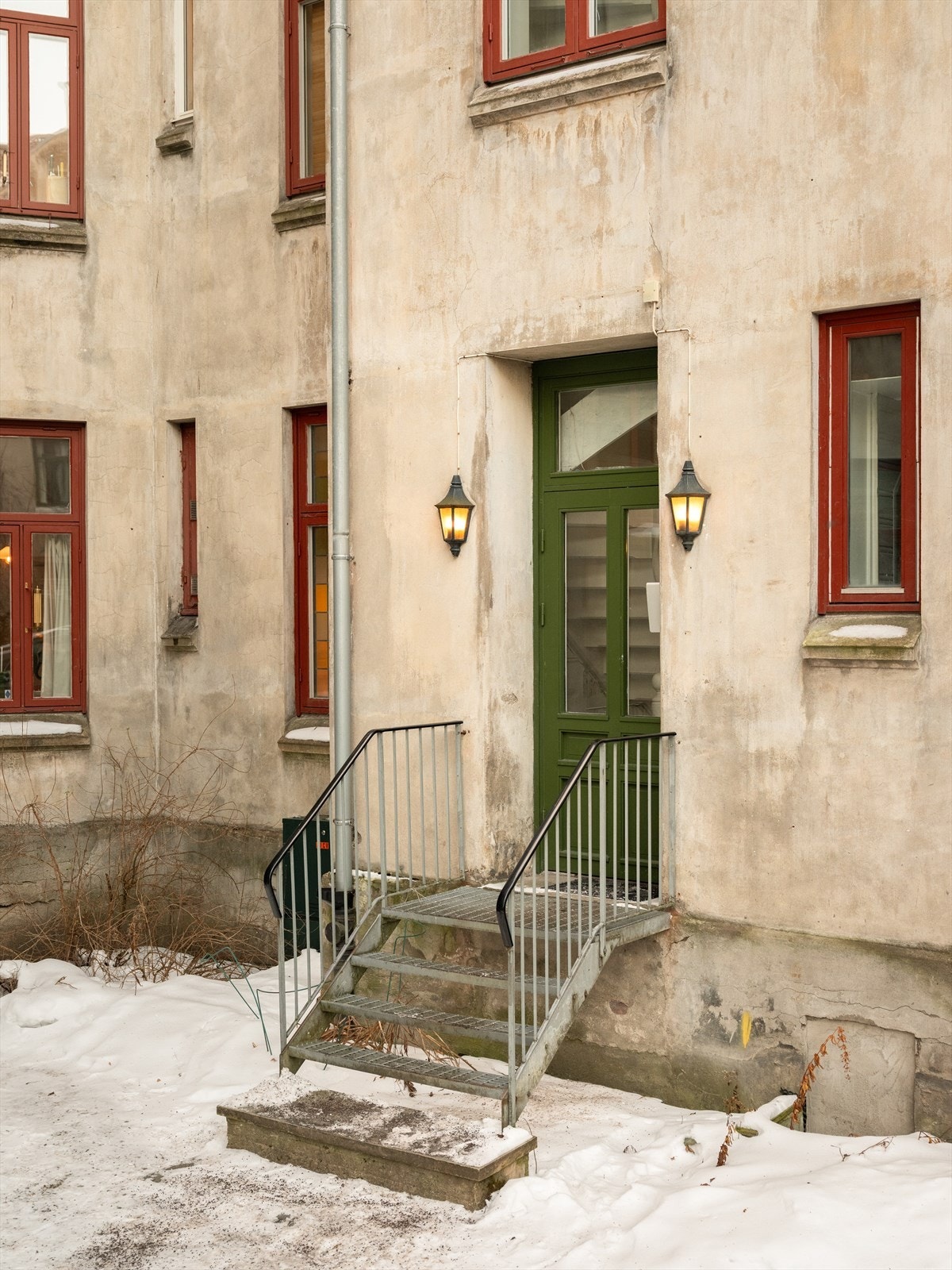 Bygården har to innganger. Til denne leiligheten er det inn via portrom fra "baksiden" i Løkkegata. Galleribilde