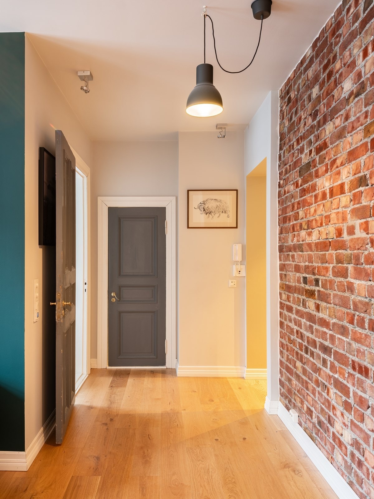 Selv med flere store oppgraderinger i nyere tid oser boligen av særpreg og sjarm. Galleribilde