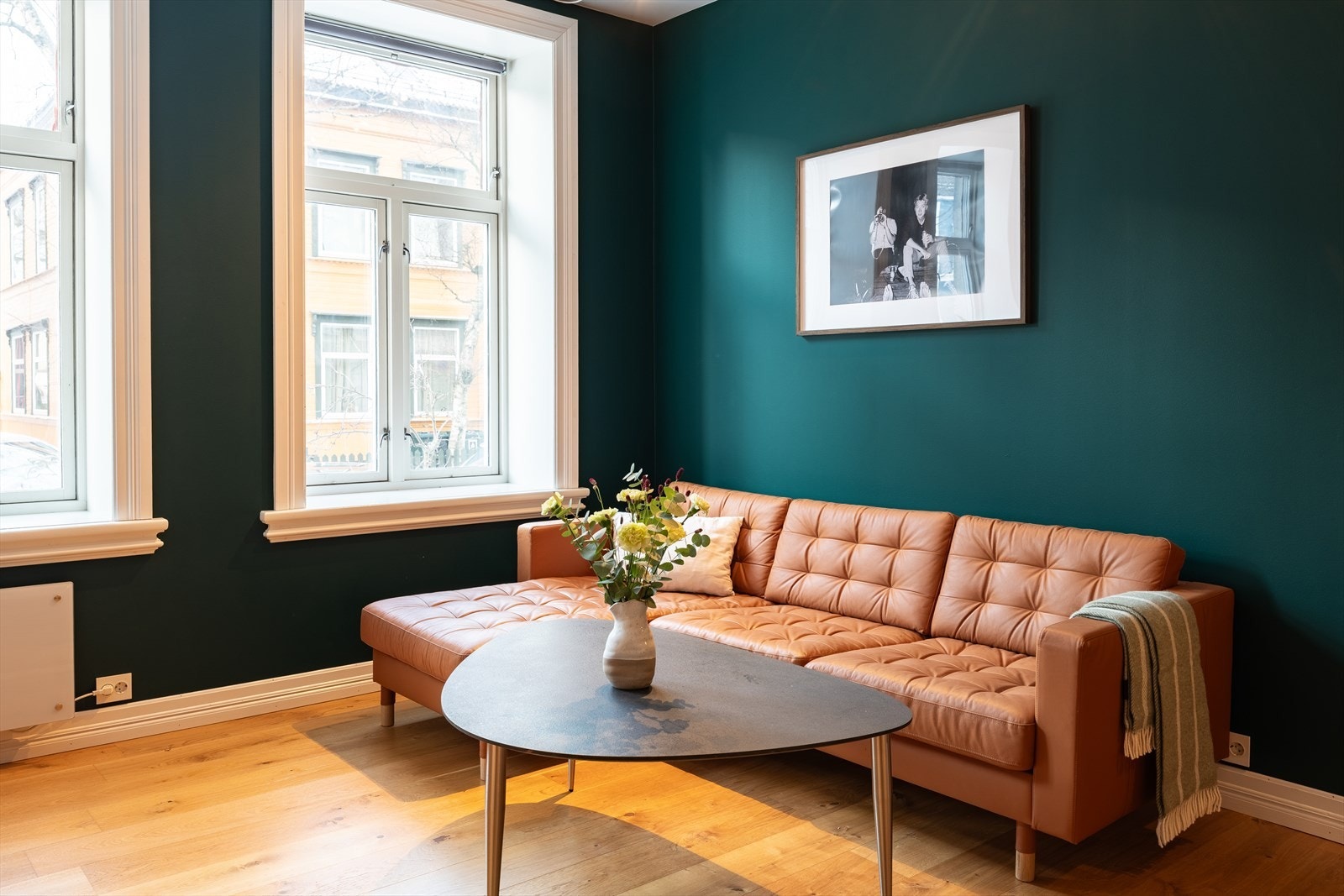 Kombinasjonen av takhøyden på nærmere 3 meter og det naturlige lysinnslippet sørger for en god romfølelse. Med sine 23 kvm er det plass til både sofa- og spisegruppe i stuesonen. Galleribilde