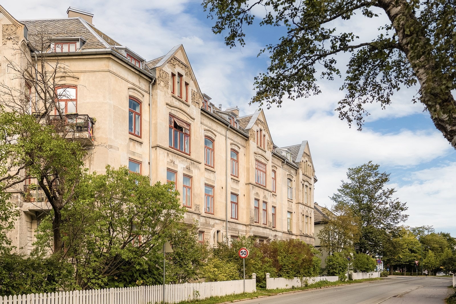 Sameiet har fokusert på å vedlikeholde og oppgradere utvendig og innvending, slik at standarden på fellesareal møter dagens strenge krav til brannsikkerhet, elektriske anlegg, rør og øvrige byggetekniske deler, samtidig som det særegne er ivaretatt. Galleribilde