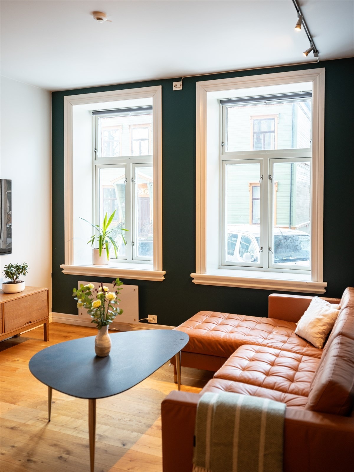 Høye himlinger, dype vindusposter og profilert listverk underbygger den gjennomførte stilen. Galleribilde