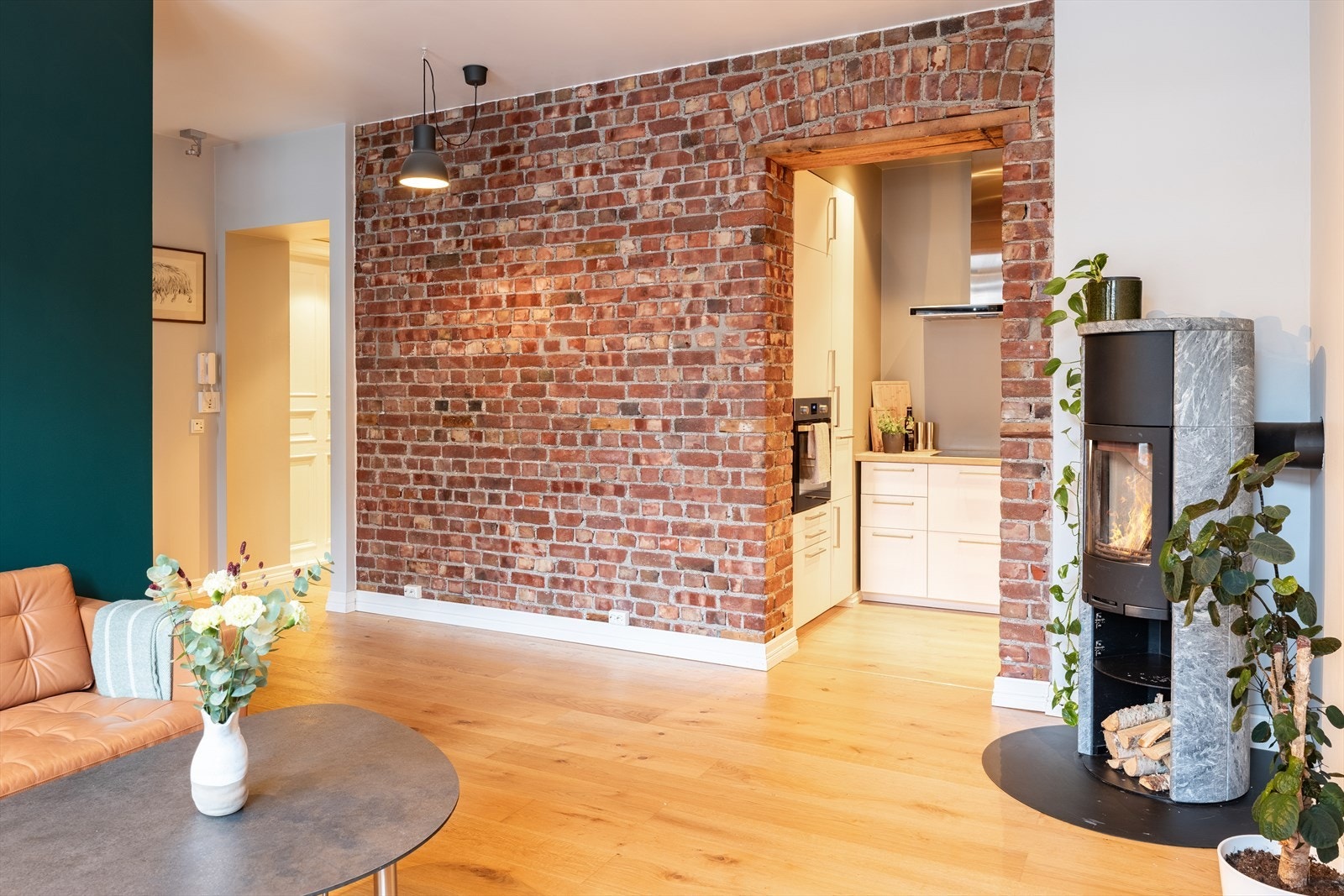 En gjennomført og stor 2-roms selveierleilighet i det som kanskje er byens aller flotteste jugendgård. Galleribilde