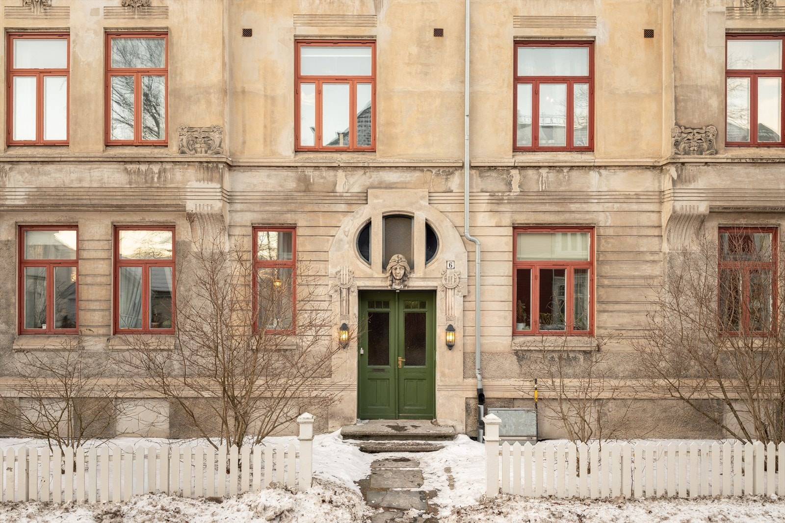 Bygården i Osloveien 6 er tegnet av en av våre viktigste arkitekter rundt århundreskiftet. Johan Osness var spesielt anerkjent for sine gårder oppført i jugendstil. Galleribilde