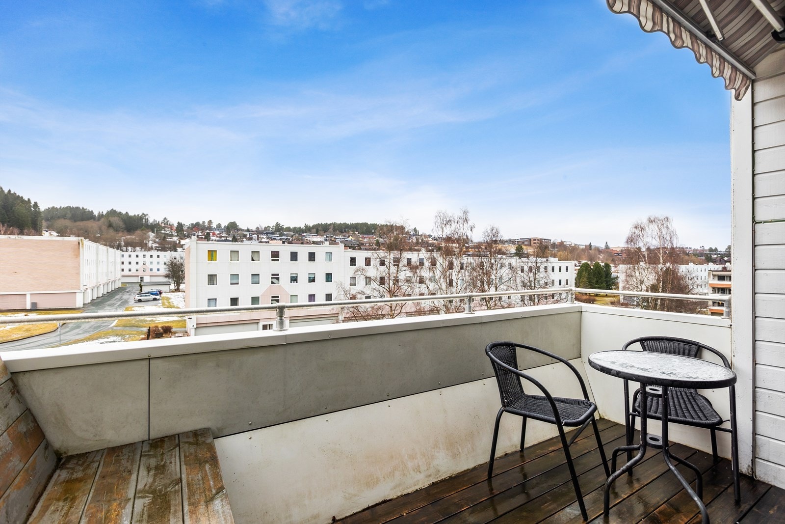 Balkongen er på flotte 9m² med utsikt og lite innsyn fra nabolaget Galleribilde