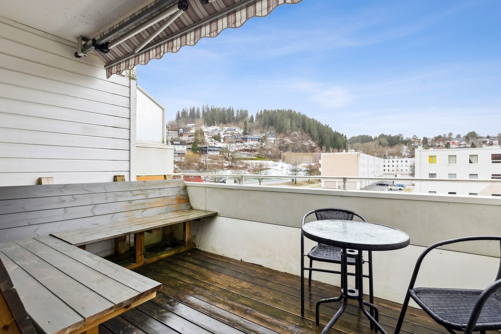 Balkongen er vestvendt og byr på fine solforhold Galleribilde