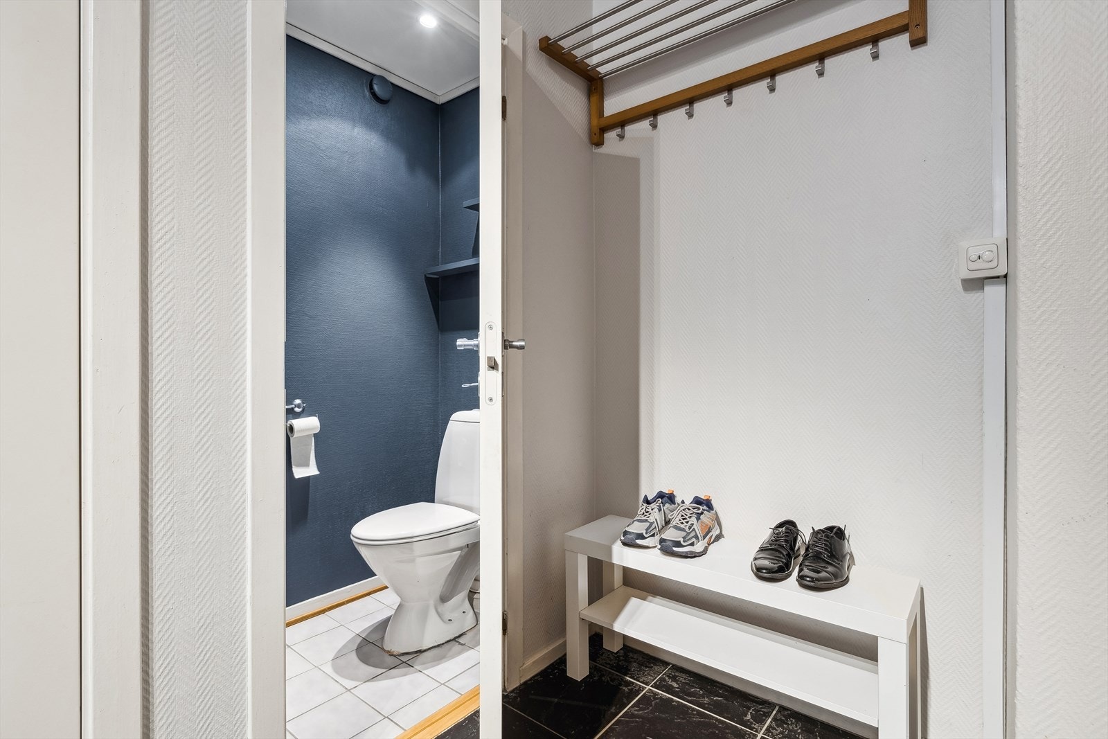 I tilknytning til bad og entre har leiligheten et pent toalett utstyrt med naturlig avtrekk og WC Galleribilde