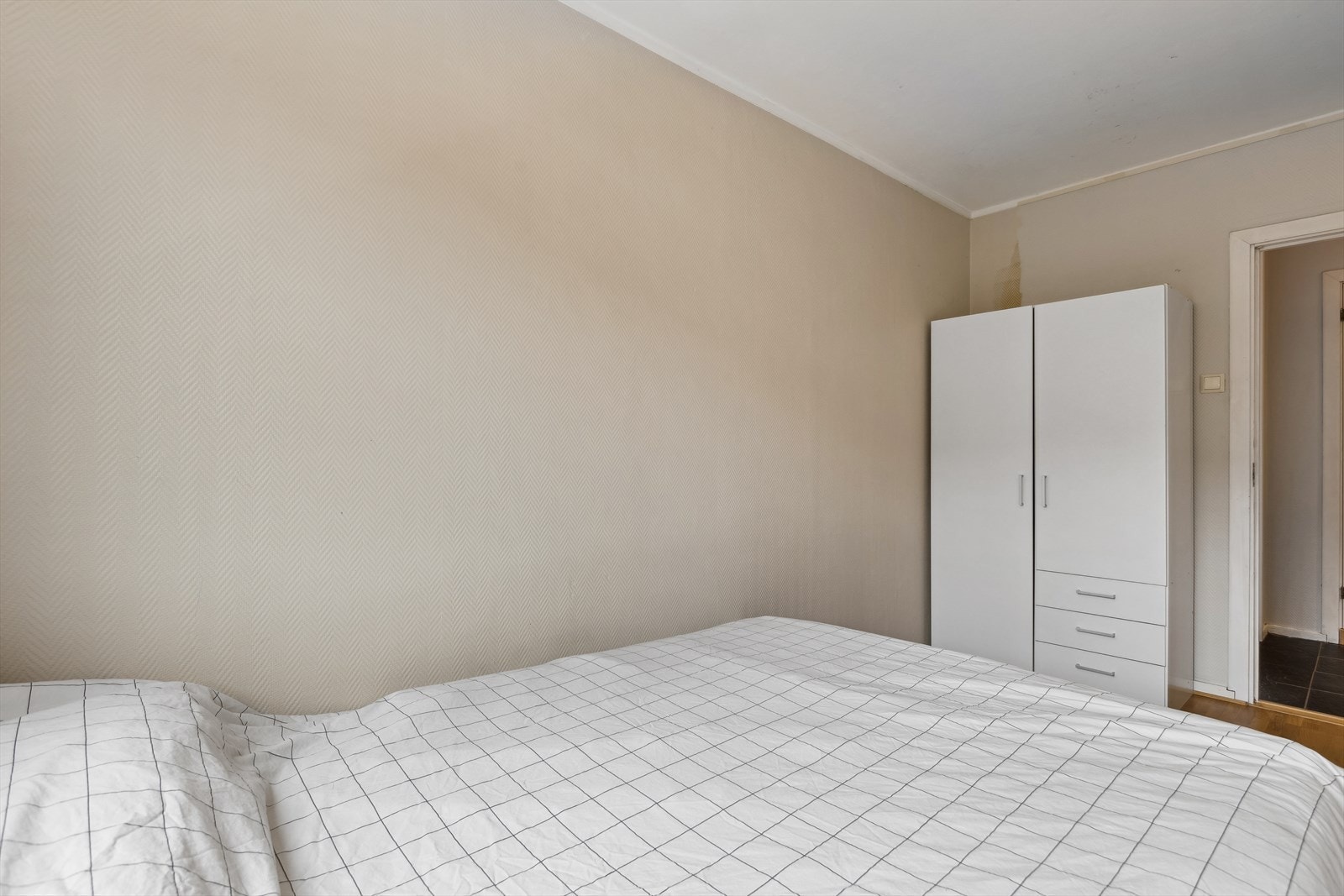 Alle soverommene byr på fine møbleringsmuligheter for garderobeløsninger og ønsket møblering. Garderobeskapet på soverommet medfølger leiligheten Galleribilde