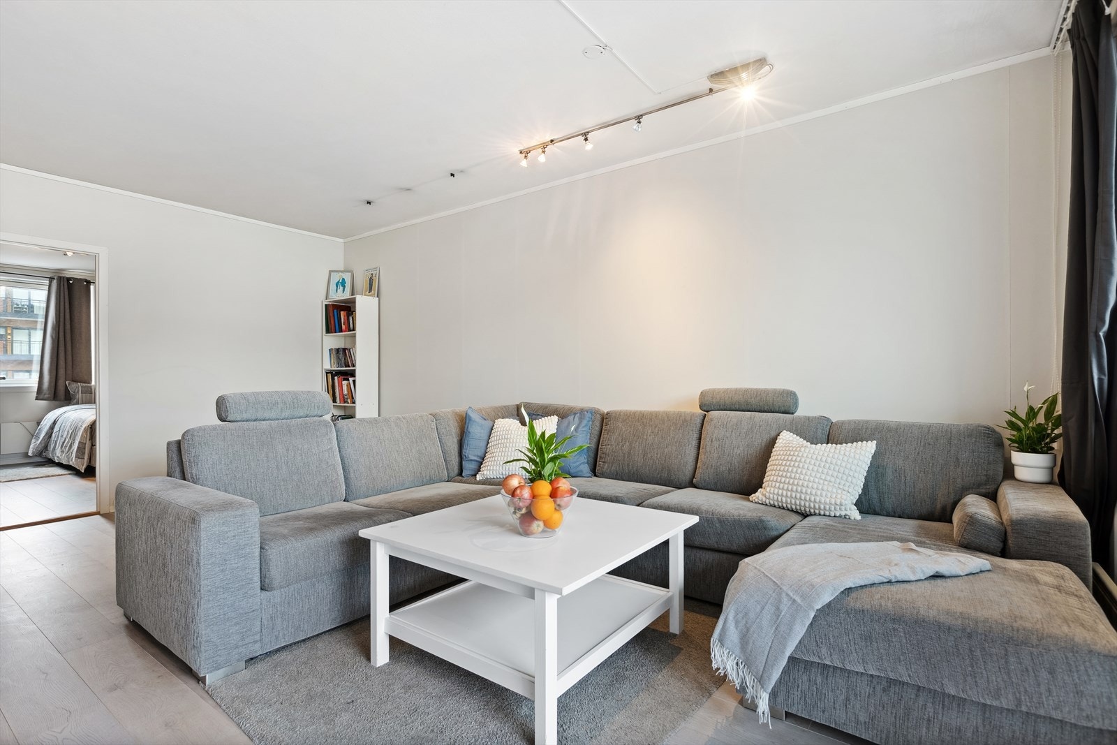 Her får du en lys og innbydende delvis åpen stue- og kjøkkenløsning på totalt 33,5m² Galleribilde