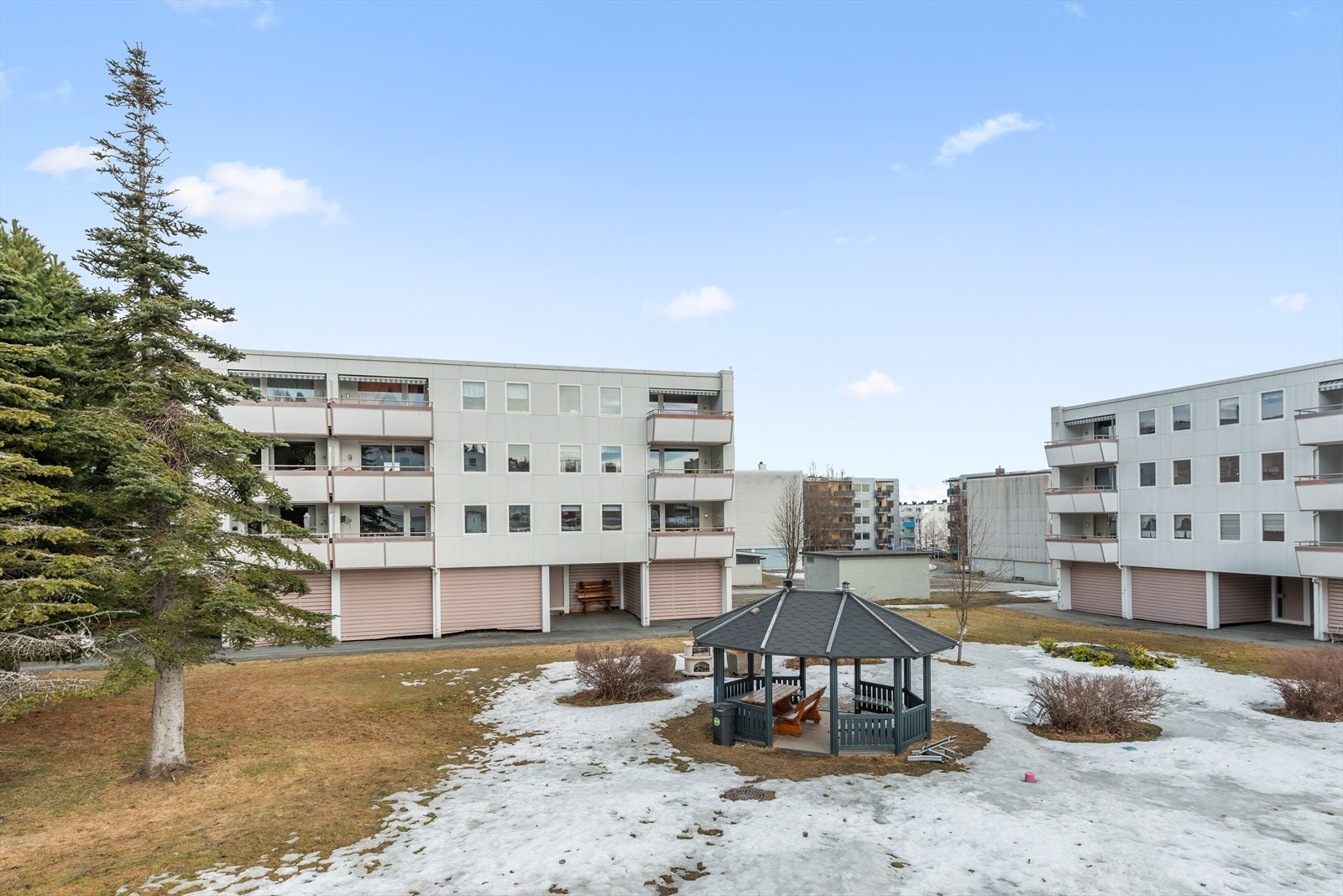 Mellom boligblokkene har borettslaget stort felles grøntareal med lekeplass som fritt kan brukes av beboerne Galleribilde