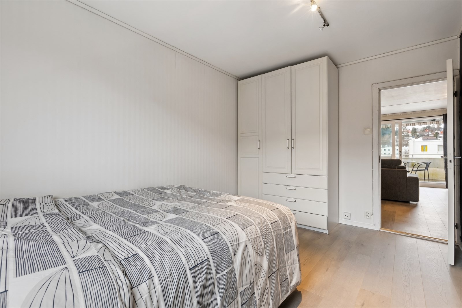 Soverommet byr på garderobeskap som medfølger leiligheten Galleribilde