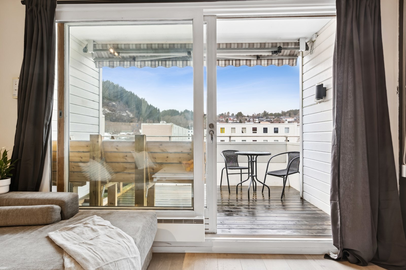 Leiligheten byr på ettertraktede romkvaliteter som eget vaskerom, soverom av god størrelse, innvendig bod, en delvis åpen stue- og kjøkkenløsning samt separat bad og toalett Galleribilde