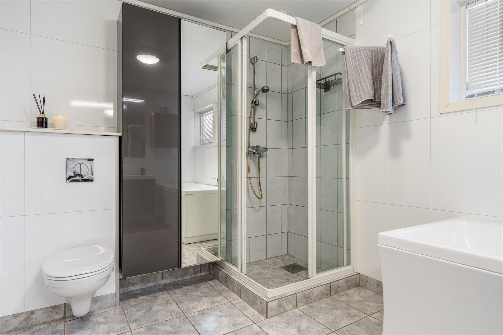 Servant, toalett, dusjhjørne, badekar og varme i gulv Galleribilde