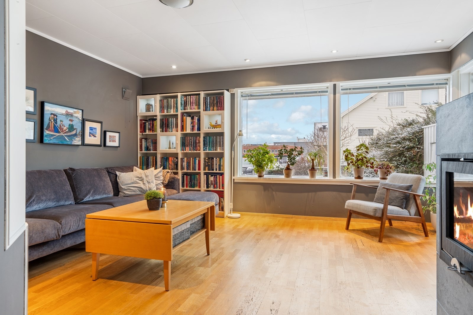 Romslig stue med flere koselige soner Galleribilde