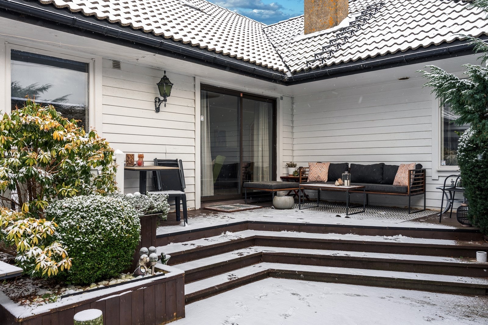 Skjermet uteplass, perfekt for lange sommerkvelder og rolige morgenstunder Galleribilde