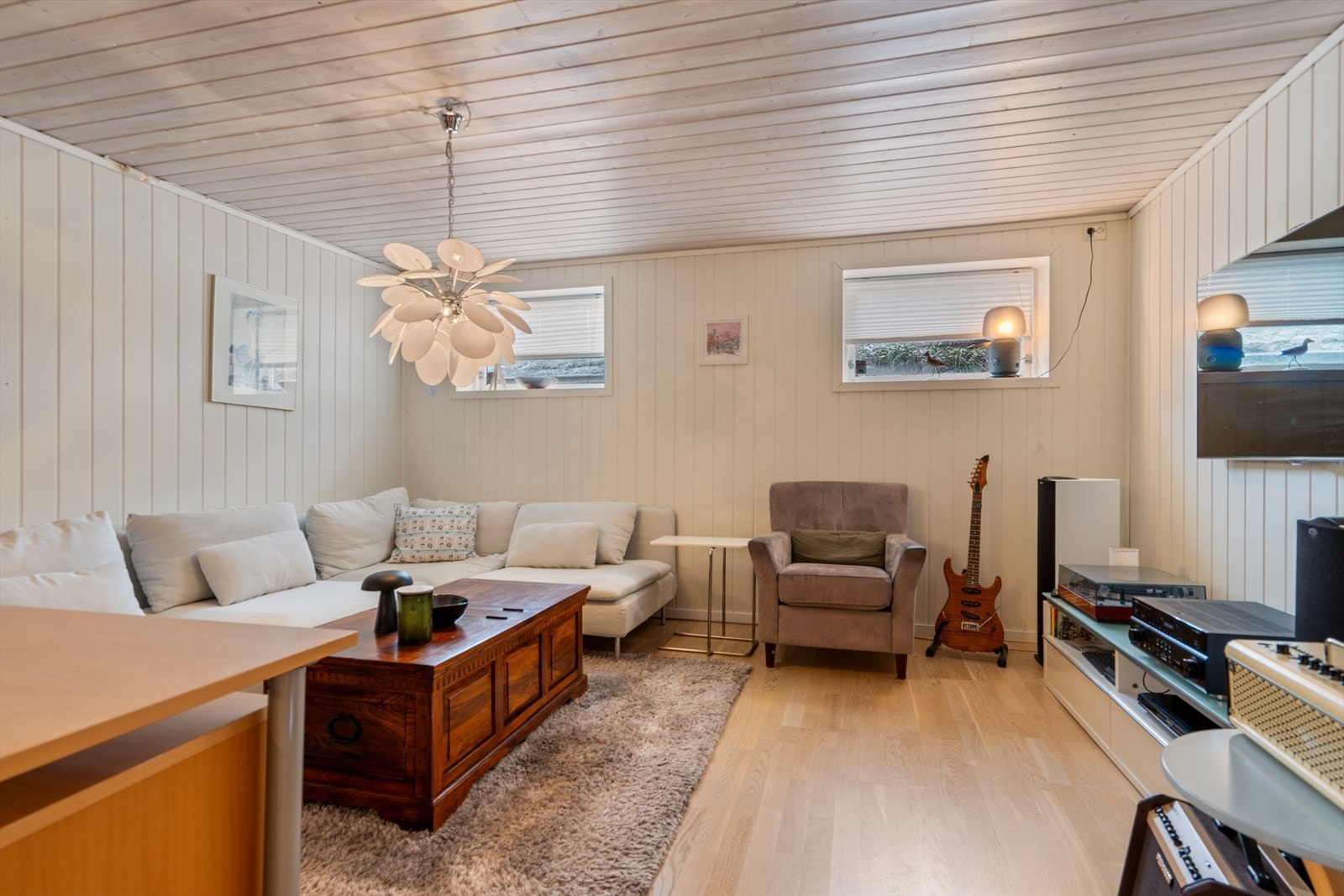 Romslig og lun kjellerstue skapt for kvelder med venner og familie Galleribilde