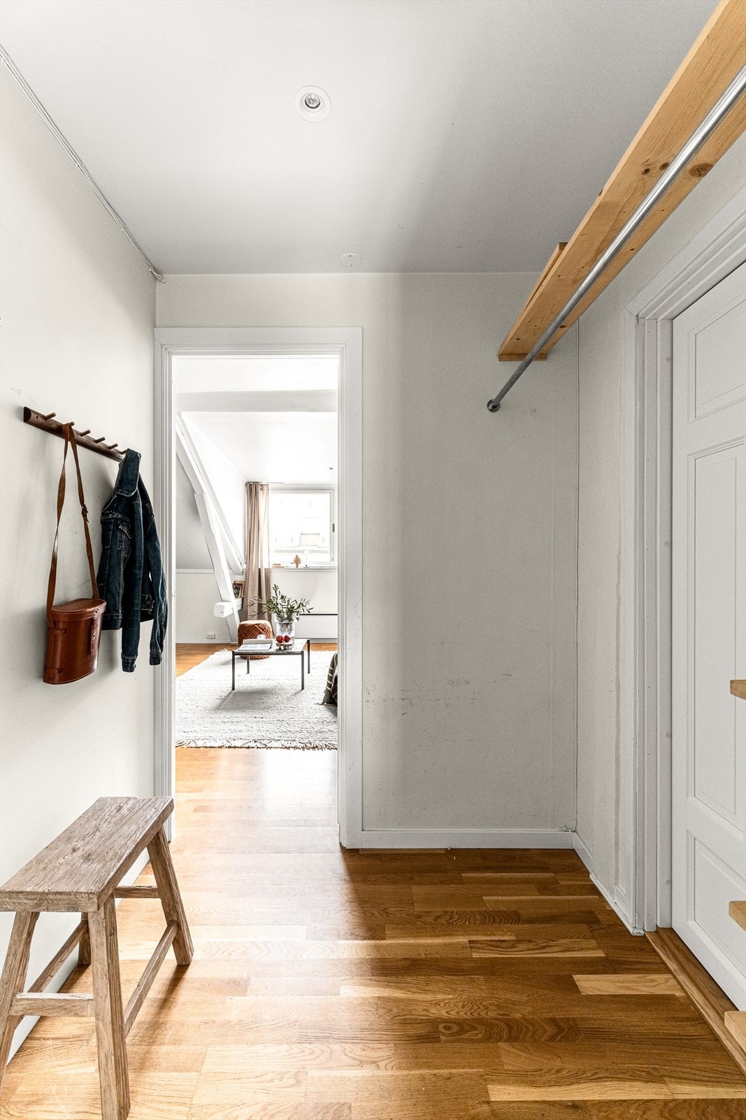 Inngangsparti med plass til garderobeskap. Galleribilde