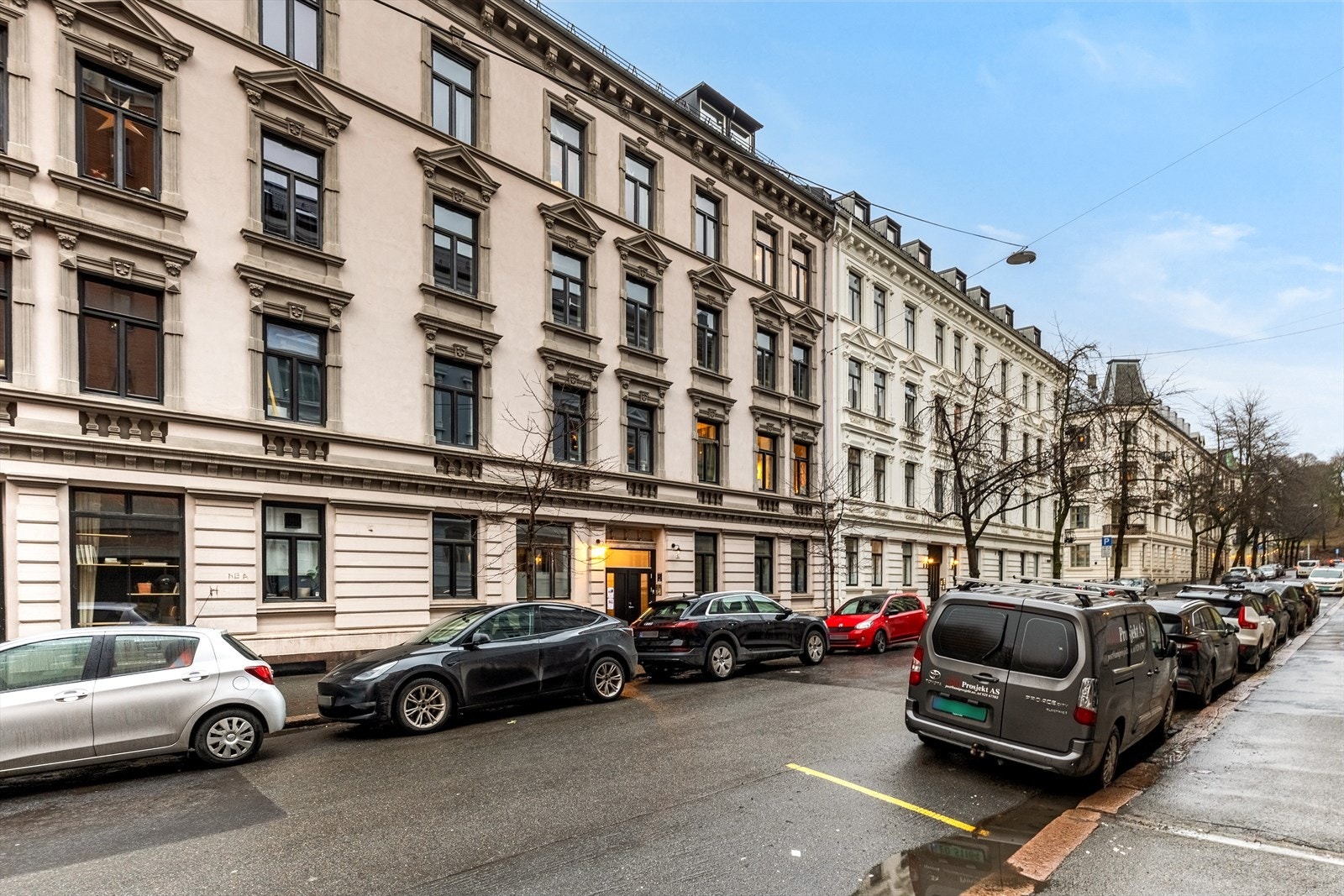 Attraktiv beliggenhet på Bislett/St. Hanshaugen med kort vei til dagligvare, butikker, apotek, treningssenter og offentlig kommunikasjon. Galleribilde