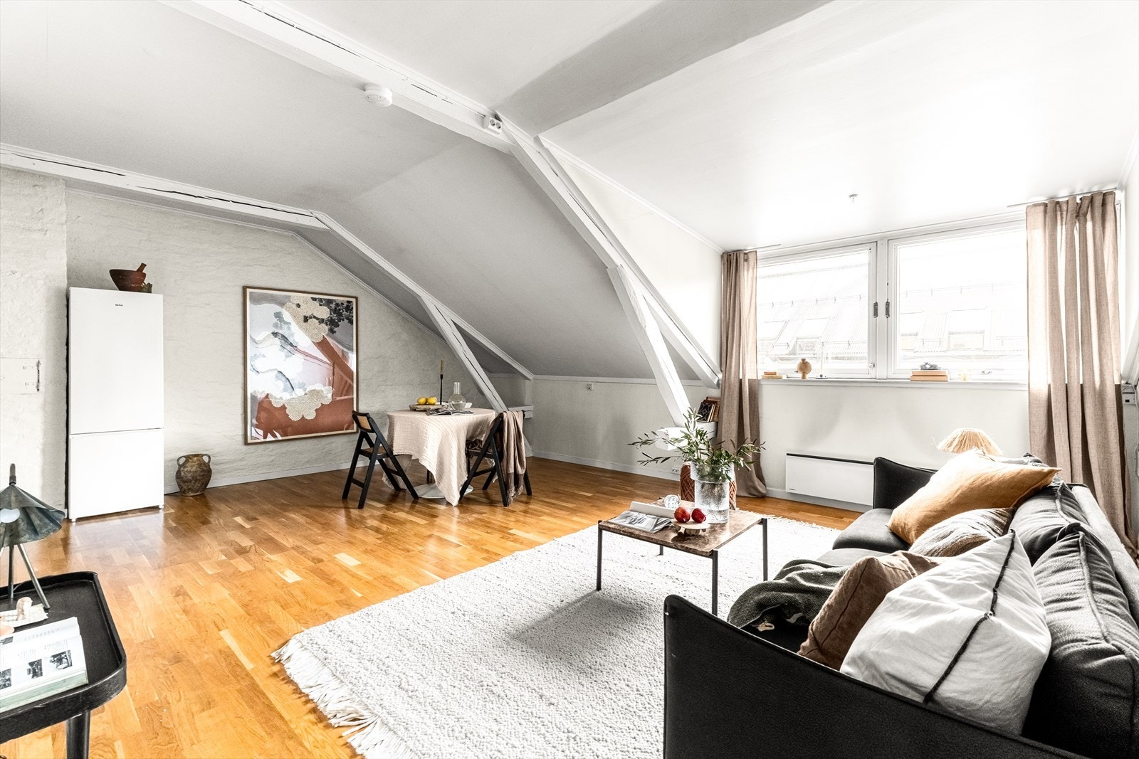 Vinduene i stuen skaper mye naturlig lys. Galleribilde