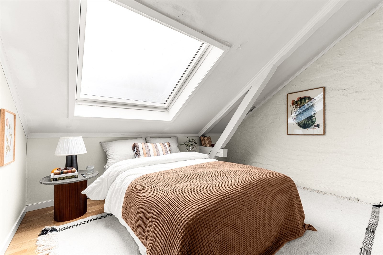 Soverom med plass til dobbeltseng og annet møblement. Galleribilde