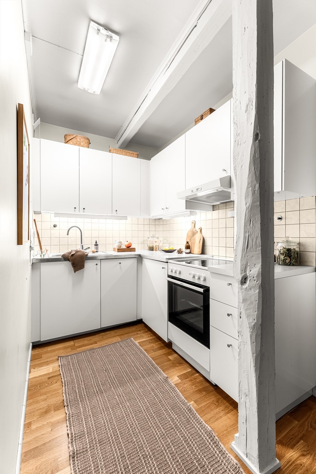 Åpen stue-/kjøkkenløsning som skaper en sosial atmosfære. Galleribilde