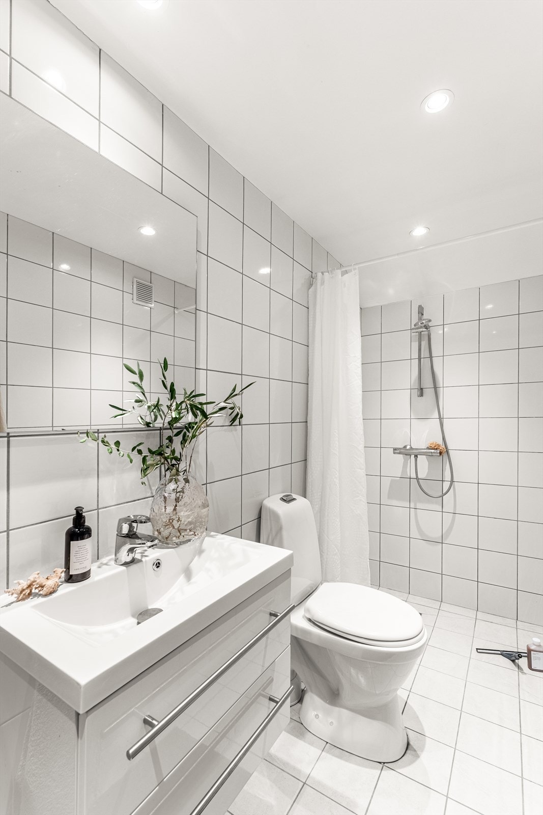 Helfliset baderom med downlights i himling. Galleribilde