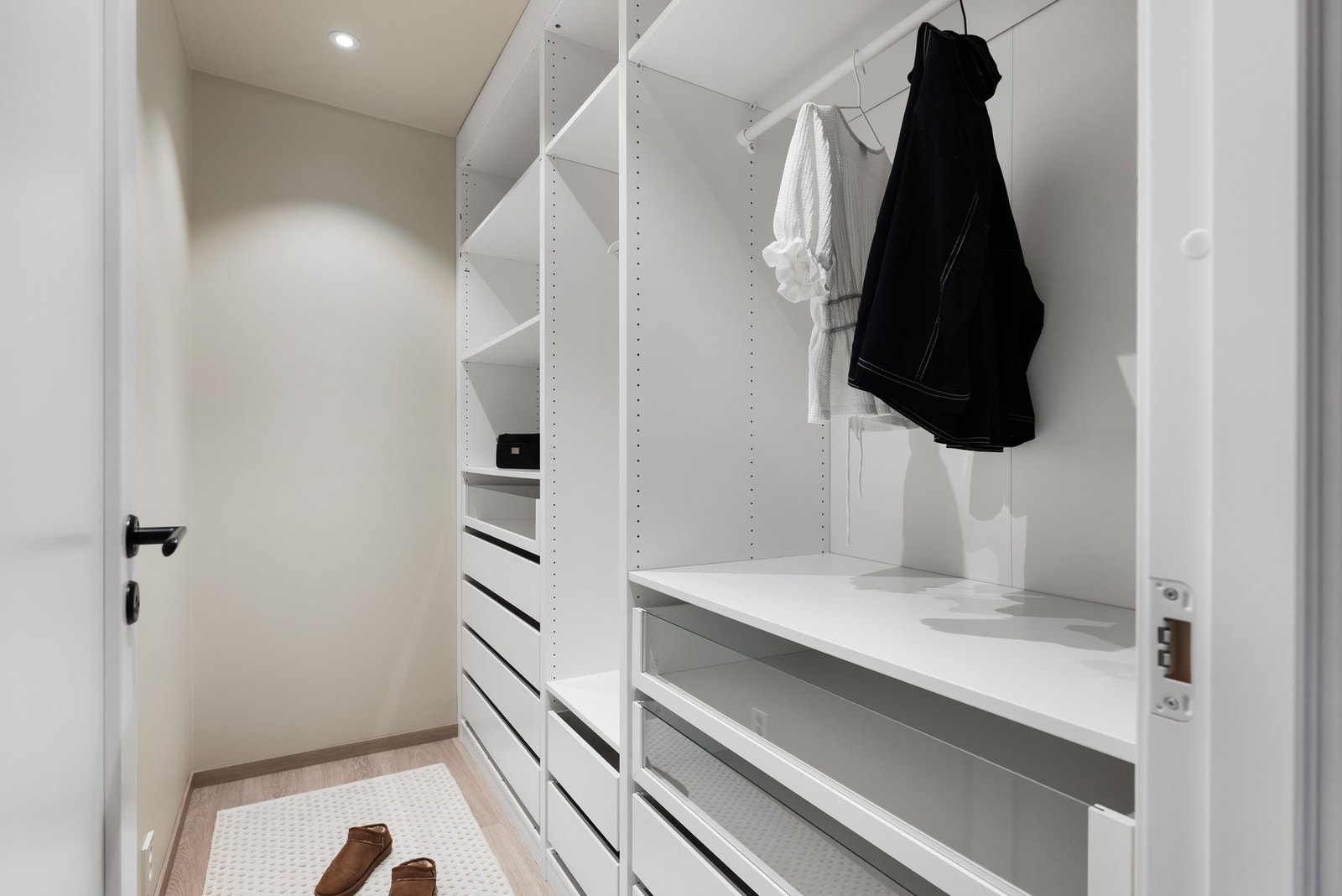 Garderoben måler 3,8 m², og har en plassbygget PAX-løsning. Galleribilde