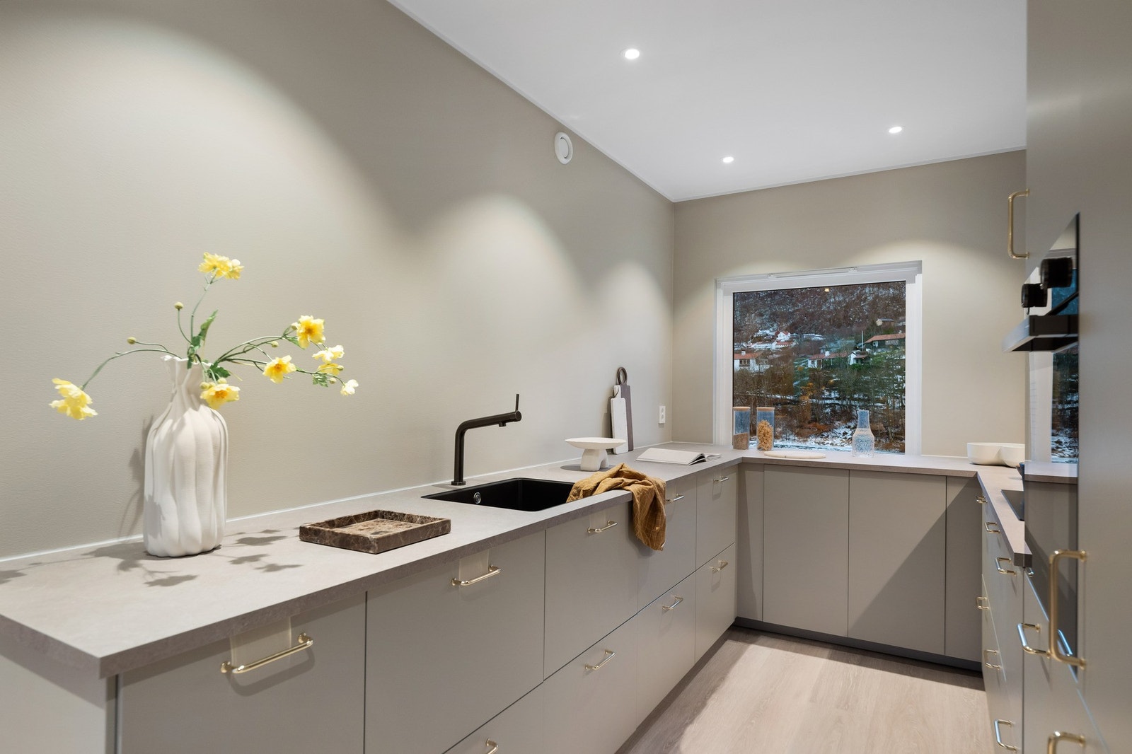 Kjøkkeninnredningen ble oppgradert i 2025/2026. Galleribilde