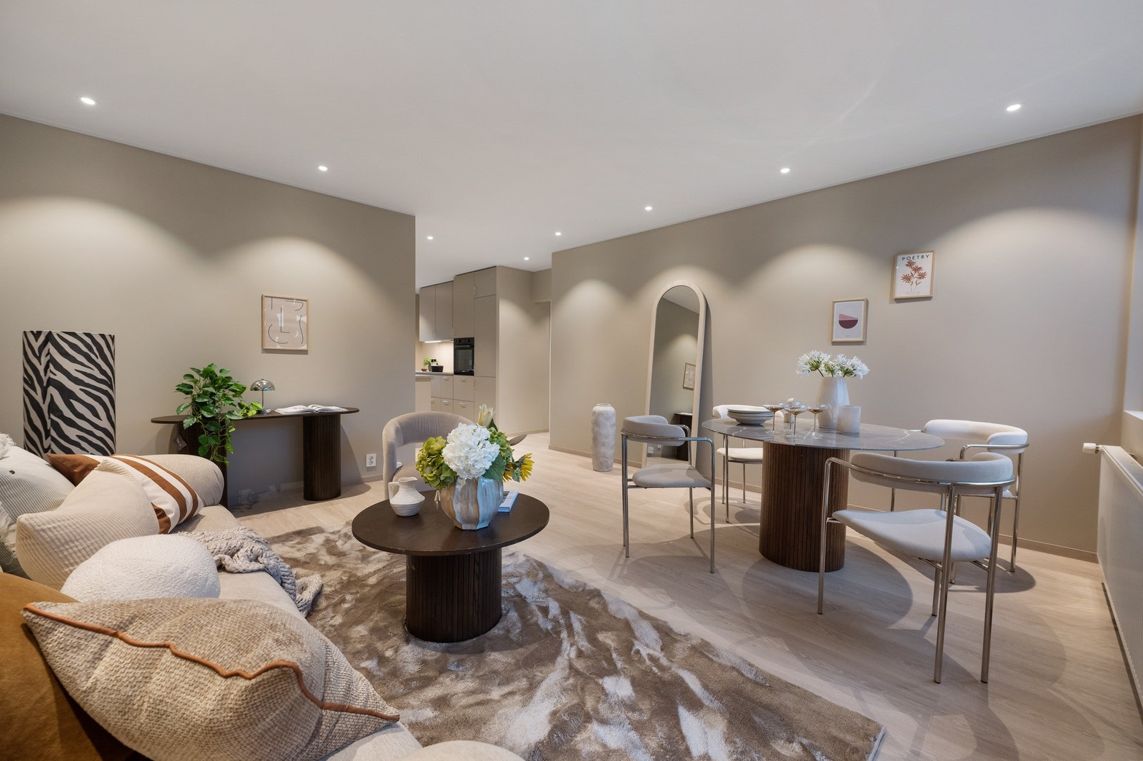 Stuen er gjort i stilrene farger, og har et gjennomført uttrykk. Galleribilde