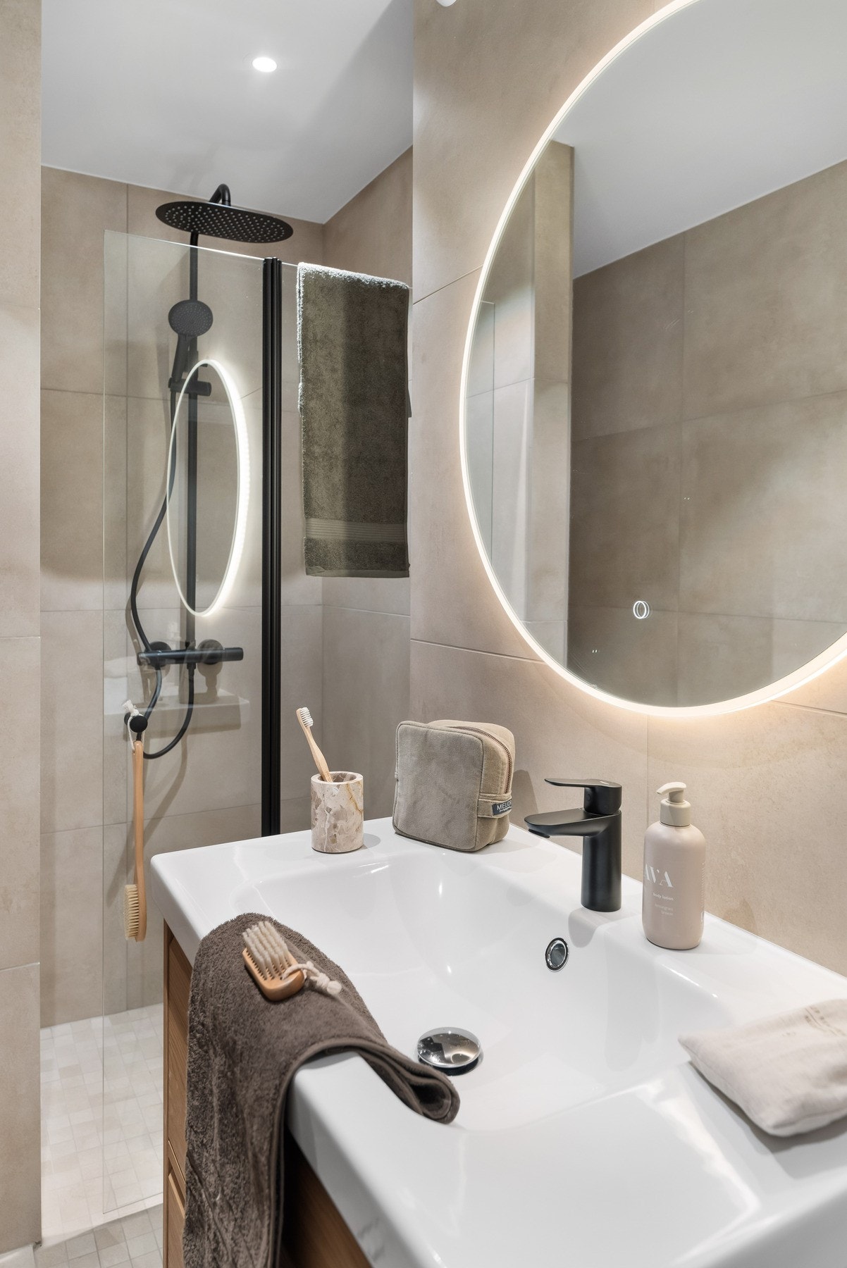 Badet ble oppgradert i 2025/2026, og er helfliset i en stilren beigetone. Galleribilde