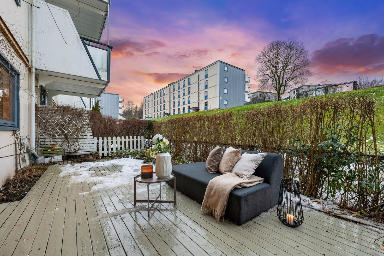 Fra stuen er det utgang til terrasse på hele 32,6 m², med godplass til ønsket utemøblement. Galleribilde