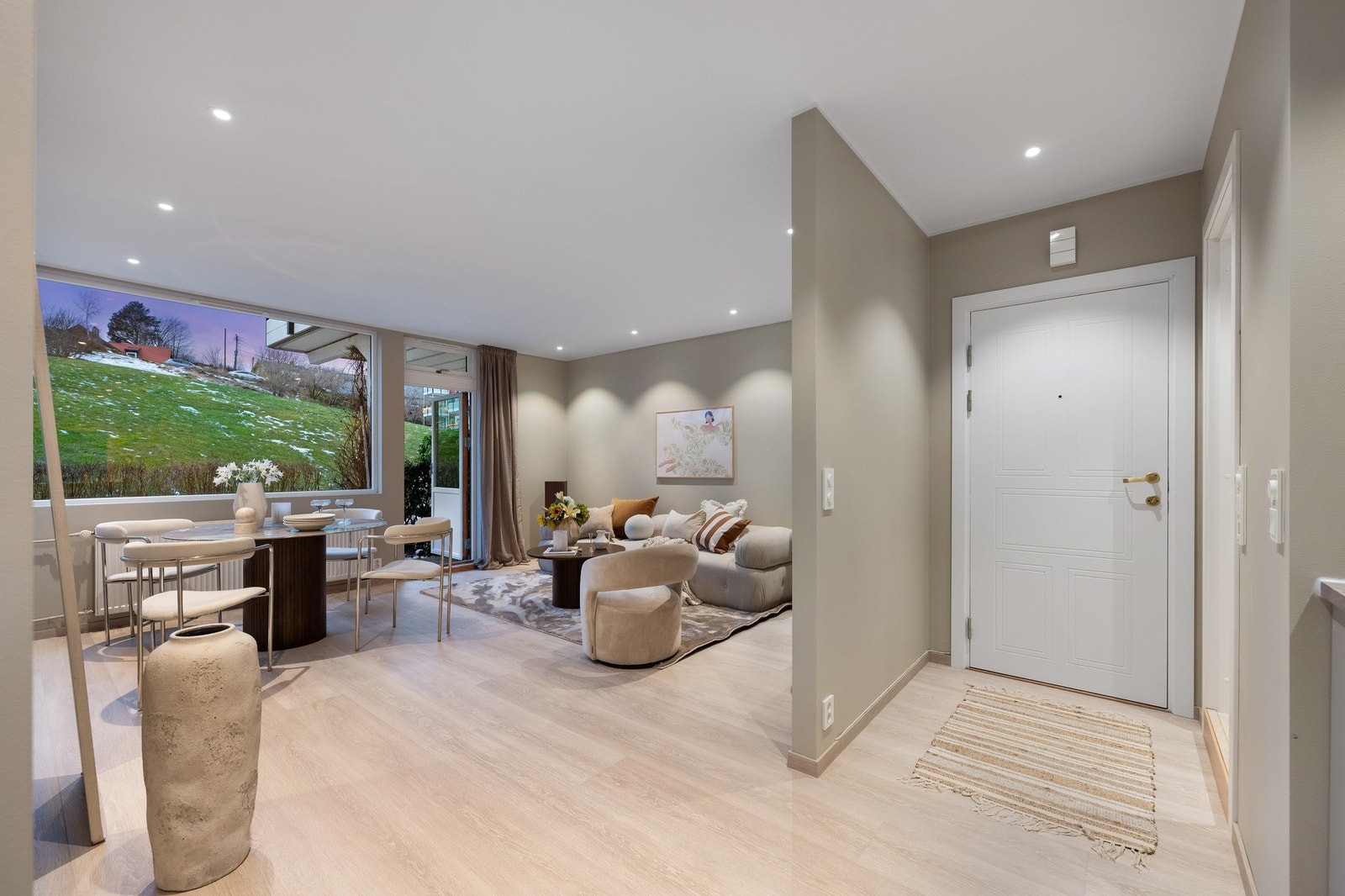 Store vindusflater sørger for rikelig med naturlig lysinnslipp, og spotter i himlingen gir god opplysning på kveldstid. Galleribilde