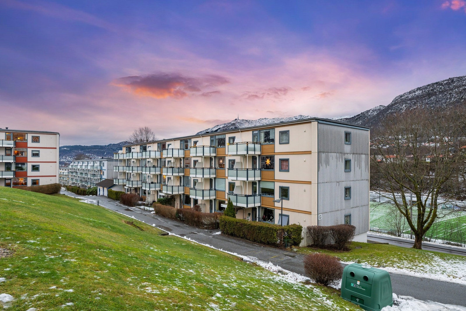 Leiligheten ligger i et trivelig og sentralt borettslag, med store felles- og grøntområder. Galleribilde