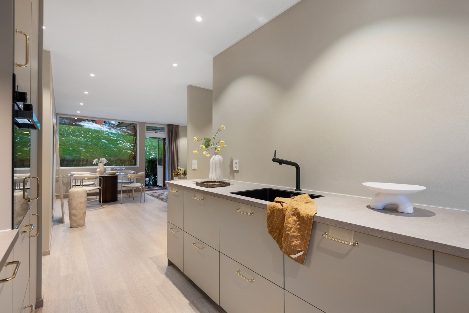 Her er det induksjonsplatetopp, stekeovn, oppvaskmaskin, samt kjøl- og frys. Galleribilde