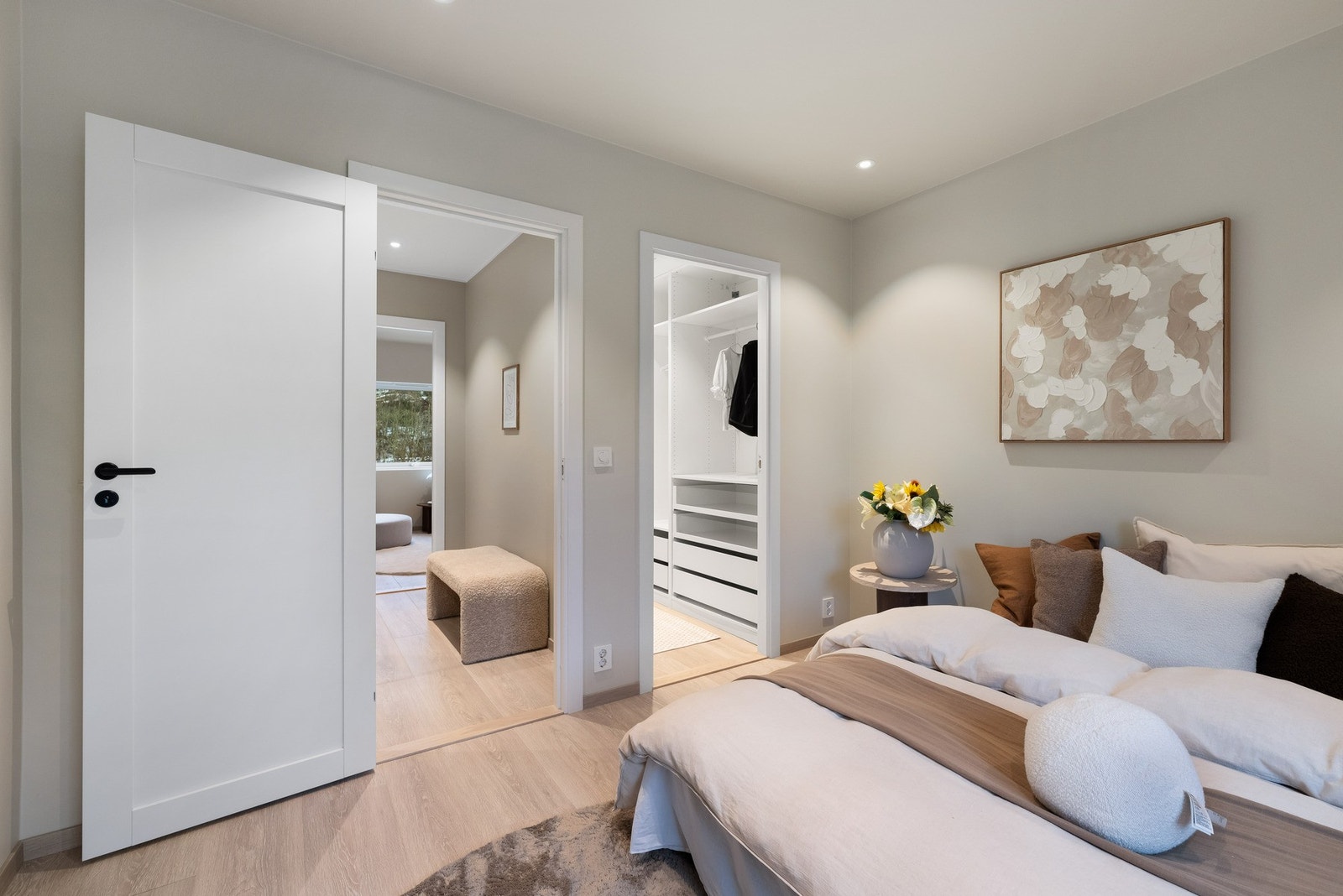 Hovedsoverommet er tilknyttet eget walk-in closet. Galleribilde