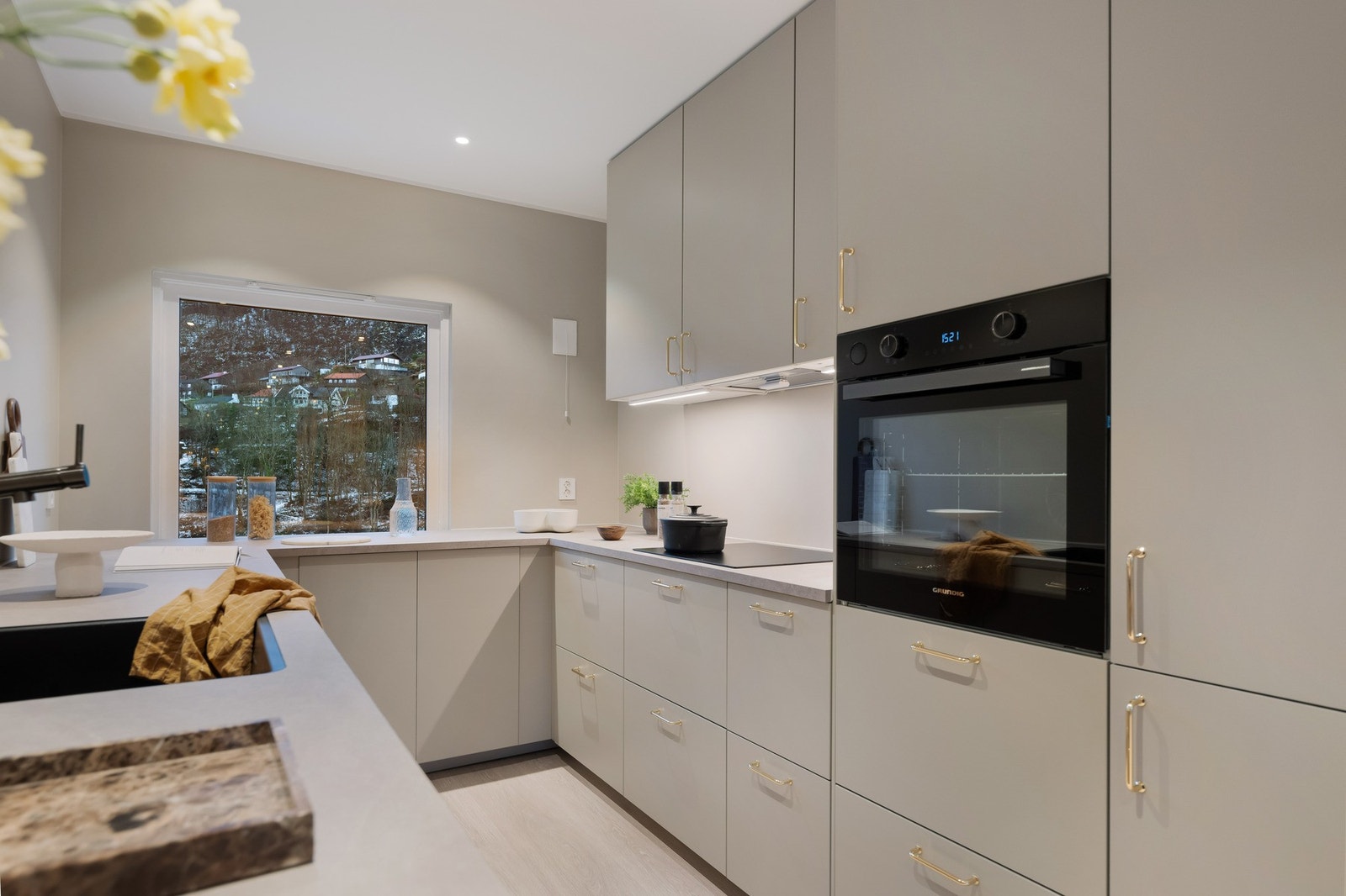 Kjøkkenet er i en praktisk U-form, og byr på svært god arbeidsplass på benken, samt rikelig med oppbevaringsplass. Galleribilde