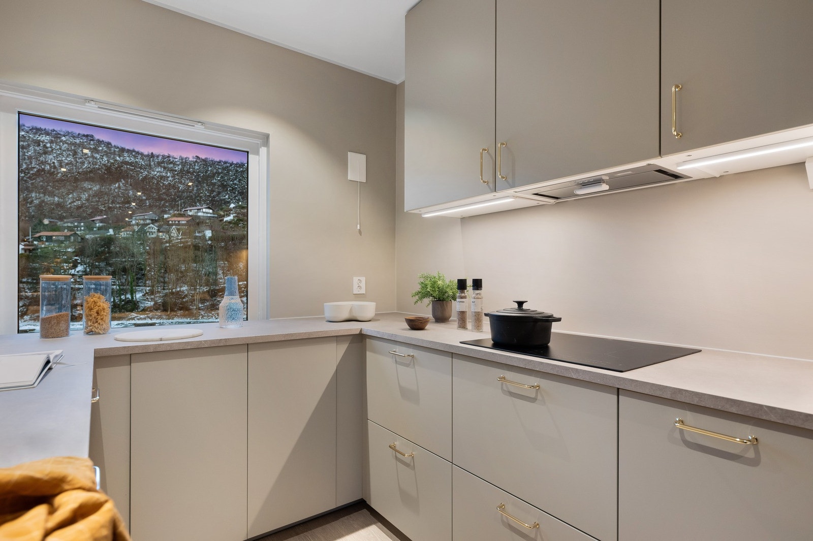 Kjøkkeninnredningen har slette fronter, laminat benkeplate og integrerte hvitevarer. Galleribilde