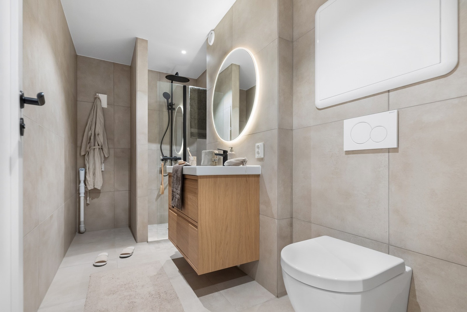 Innbydende og gjennomført bad på 4,9 m², med varmekabler i gulvet. Galleribilde