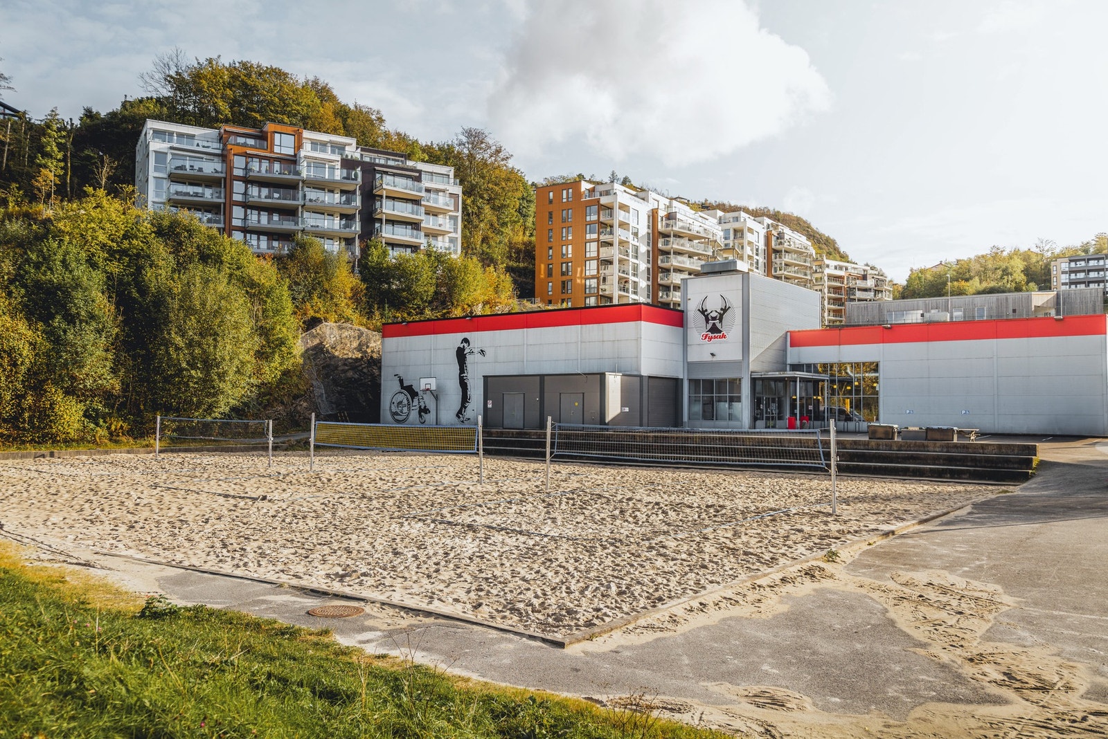 Av omkringliggende idrettstilbud finner en blant annet idrettshaller, Turnkassen og Fysak-hallen. Galleribilde