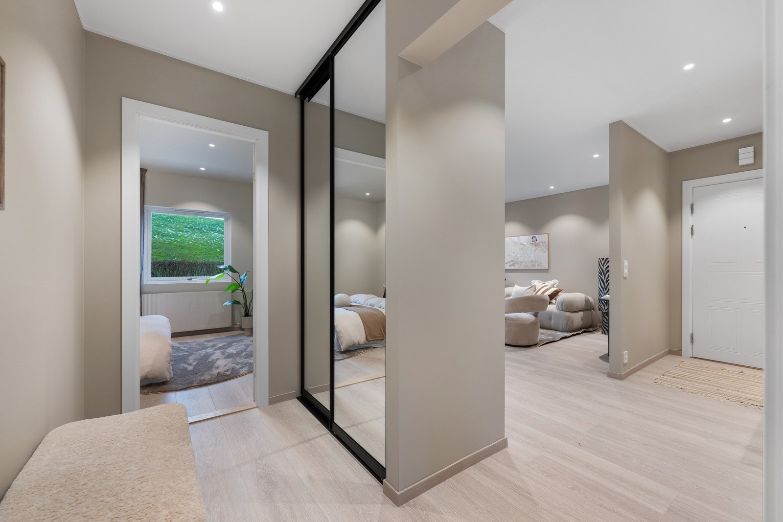 Leilighetens førsteinntrykk er en innbydende entré og gang. Galleribilde