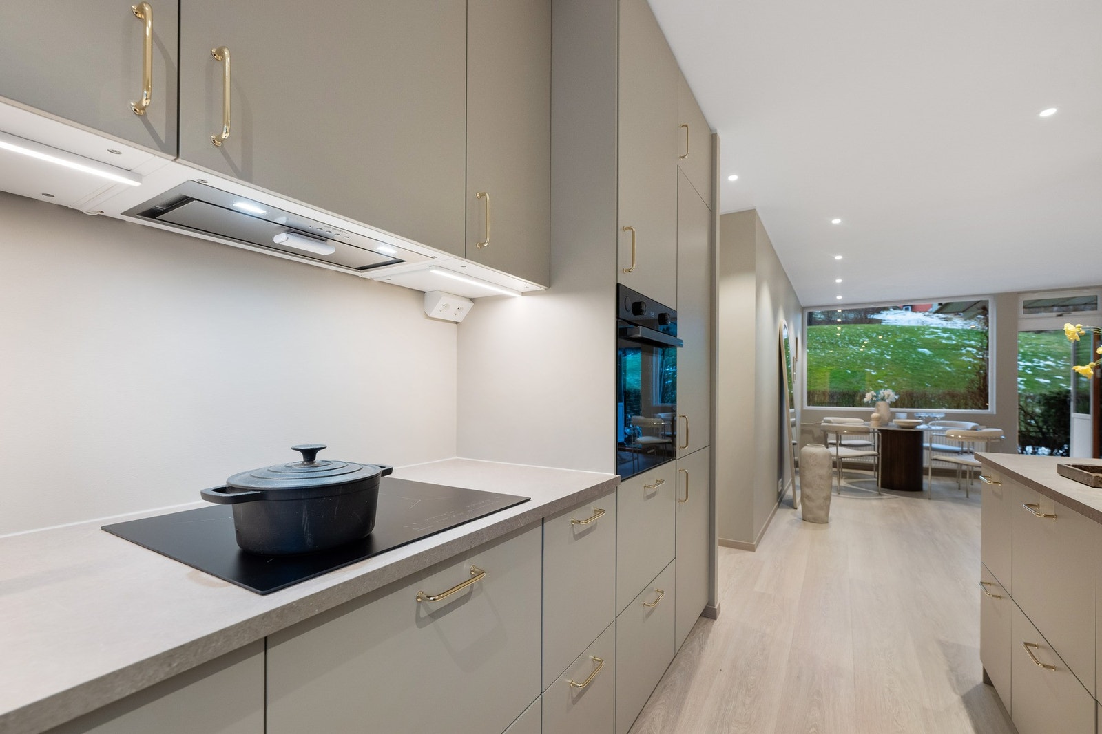 Gjennomgående i leiligheten er flotte kvaliteter fra oppgradering i 2025 og 2026, som gir et stilrent og moderne inntrykk. Galleribilde