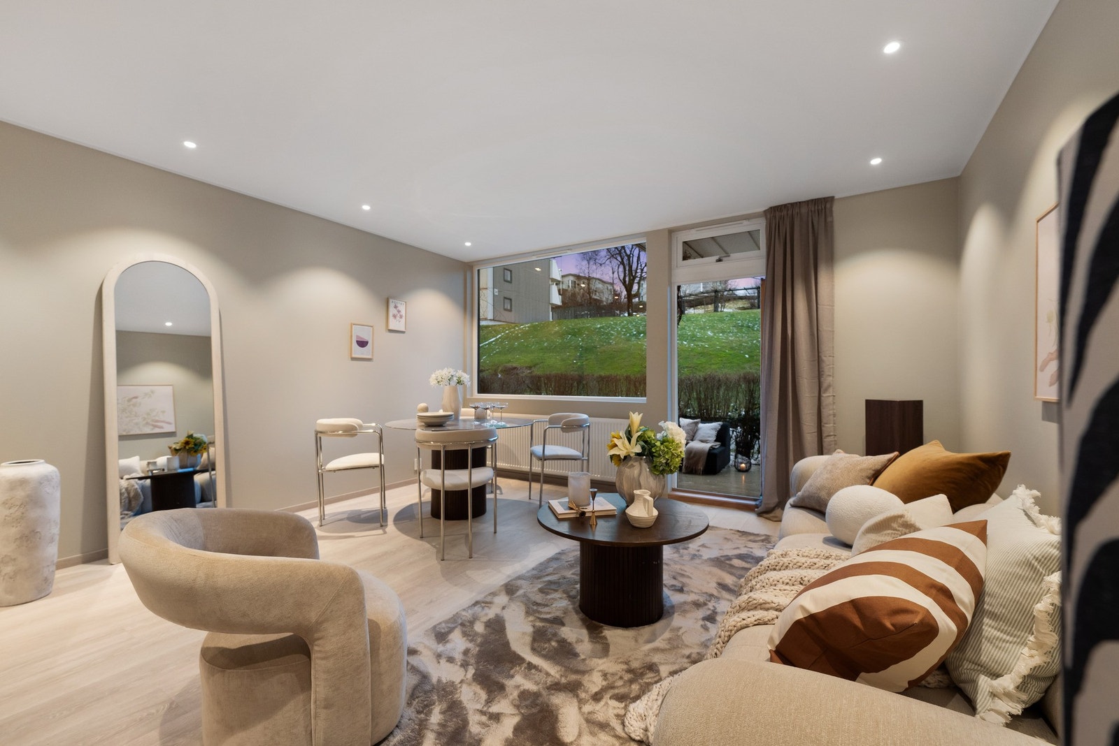 Stuen har et areal på 23,2 m², med god plass til å innrede i soner. Galleribilde