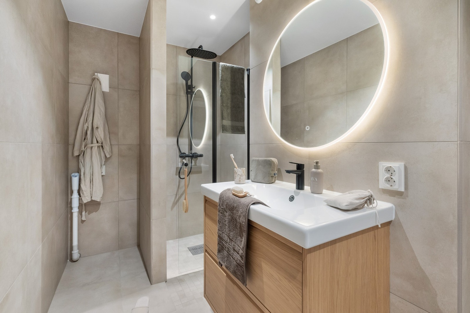 Badet er også praktisk løst med nisje for vaskemaskin og tørketrommel. Galleribilde