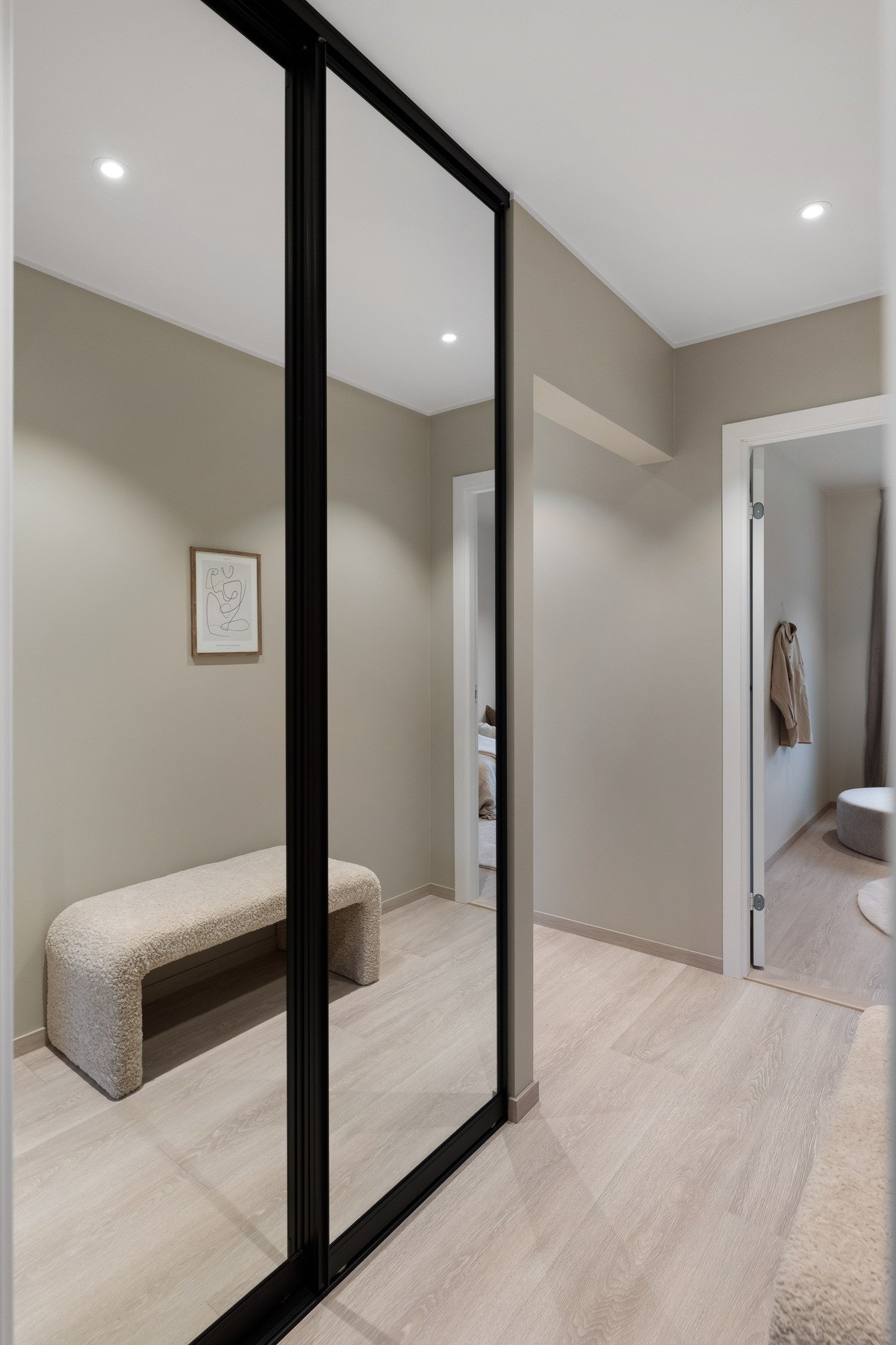 I gangen er det innebygget skyvedørsgarderobe med speilfronter, som gir god plass til oppbevaring. Galleribilde