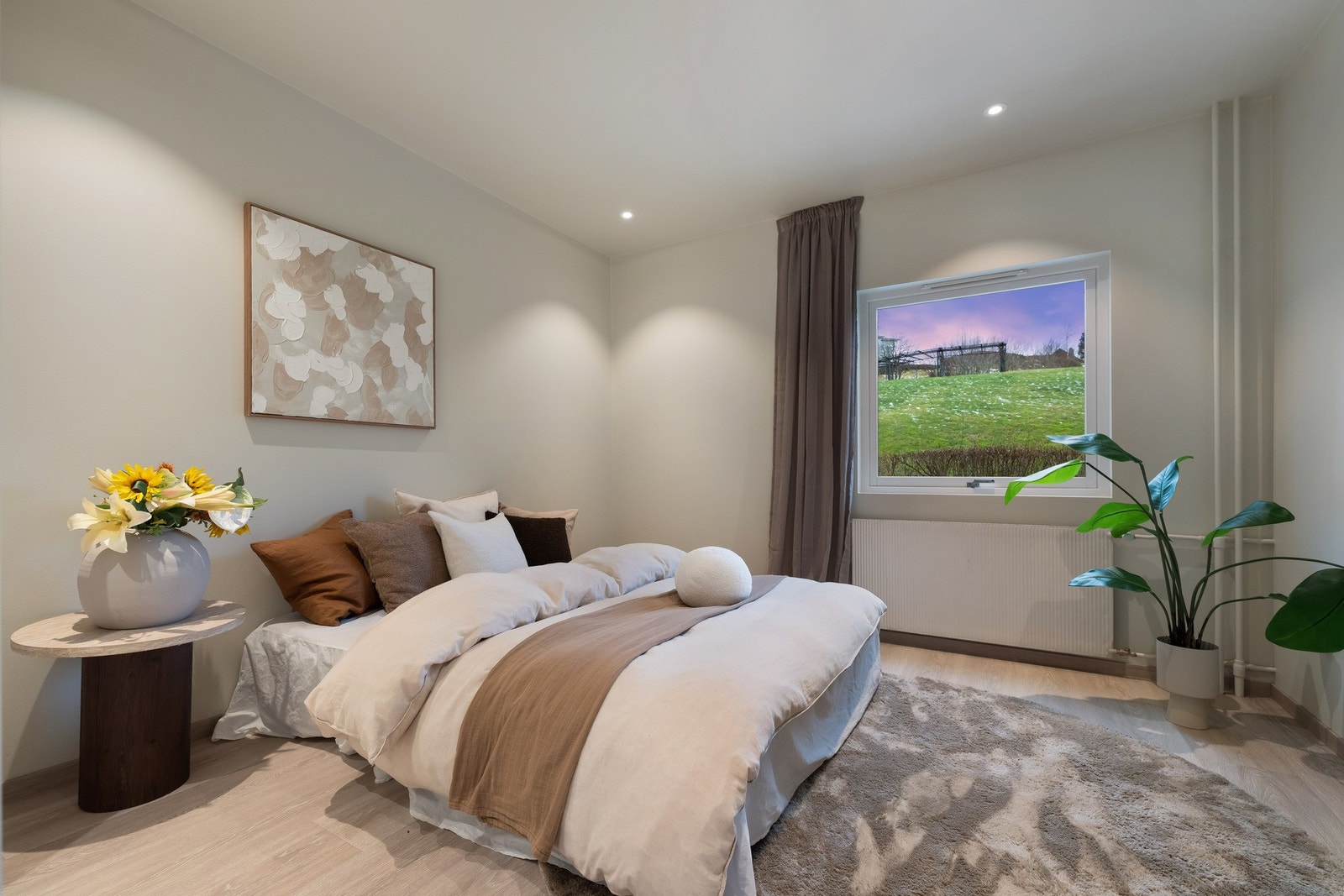 Hovedsoverommet har et romslig areal på 11,1 m², med god plass til dobbeltseng. Galleribilde