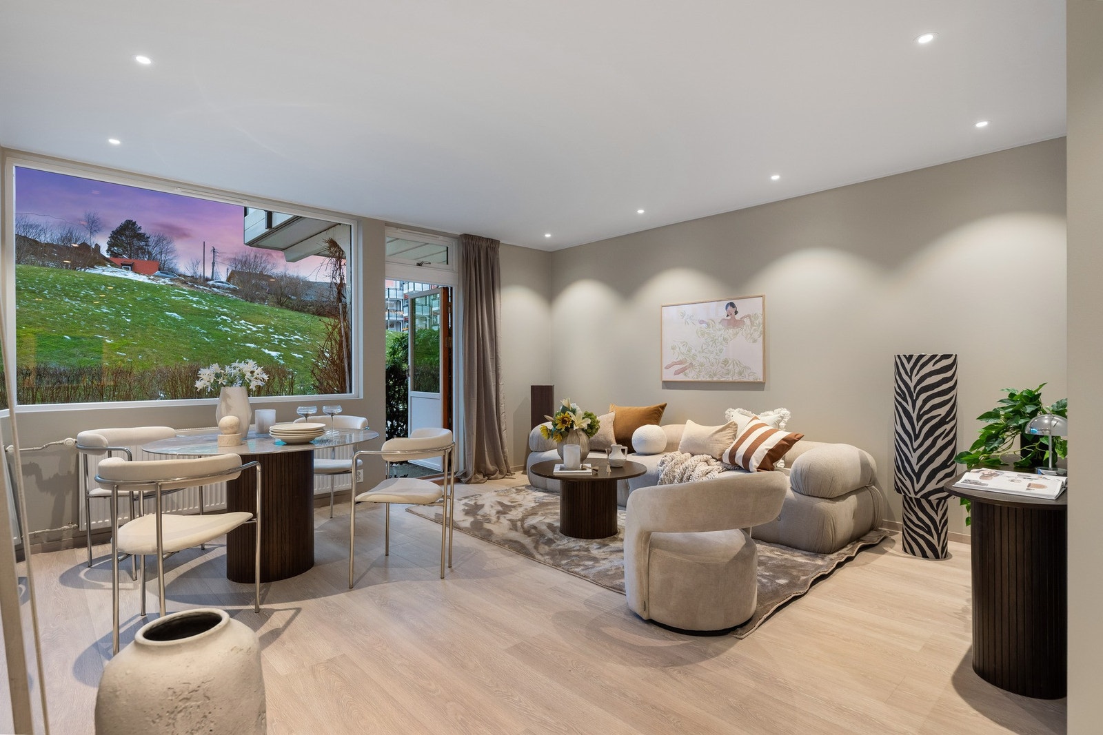 Leiligheten har en lys og romslig stue. Galleribilde