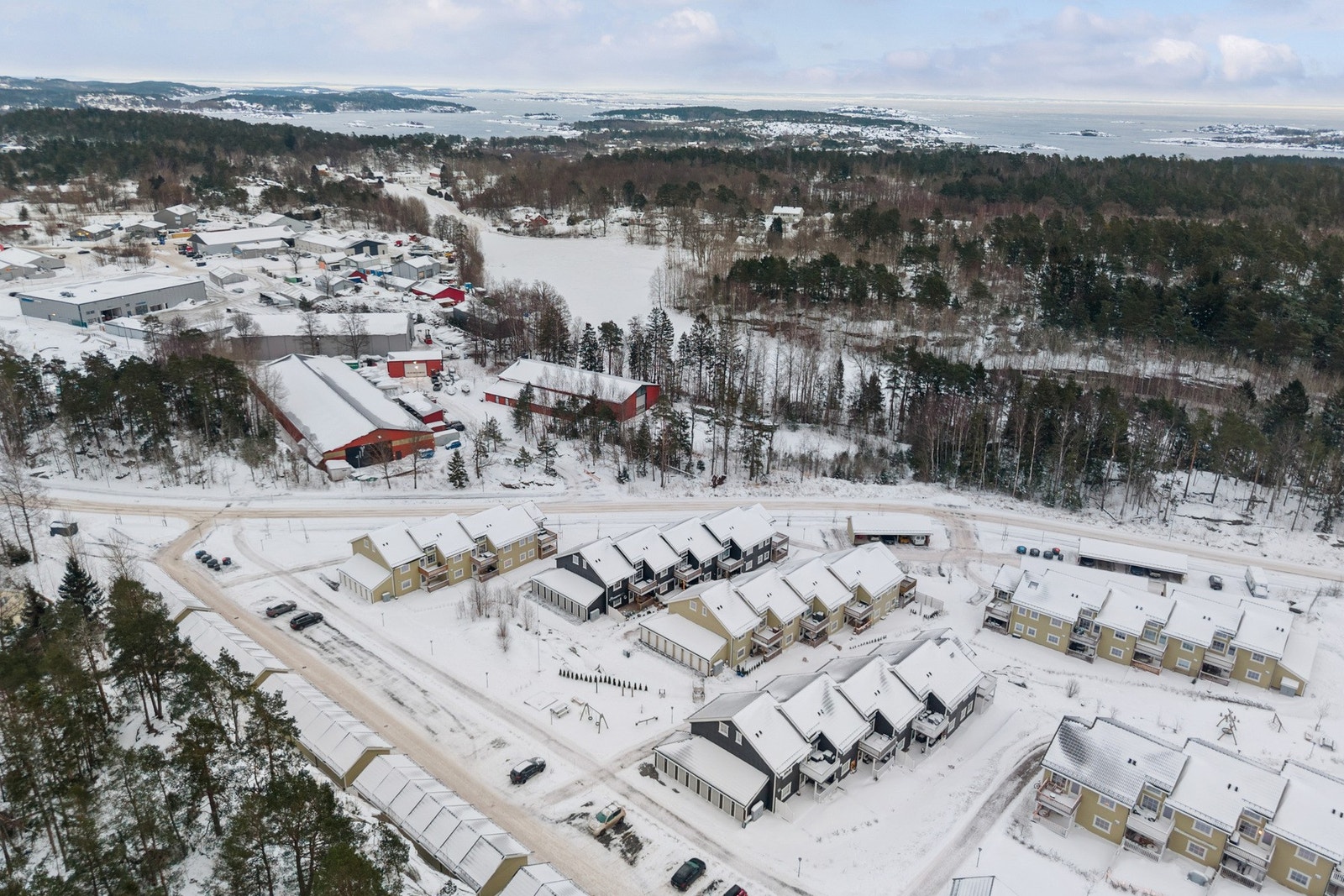 Her bor man i naturskjønne omgivelser, nær golfklubb, badeplasser og turområder Galleribilde