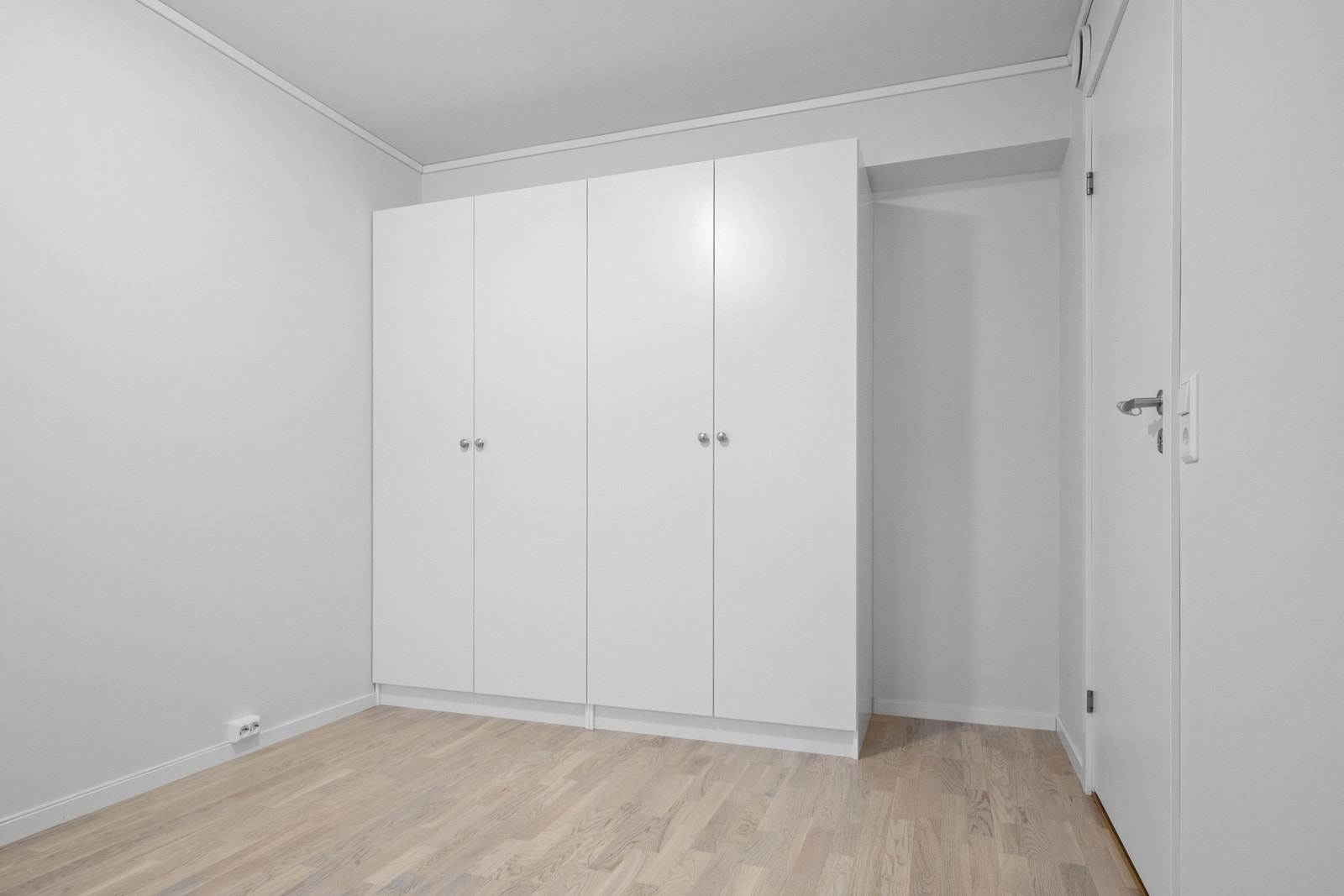 Hovedsoverommet har plass til dobbeltseng, og det er mye oppbevaring i et stort garderobeskap med hvite fronter Galleribilde