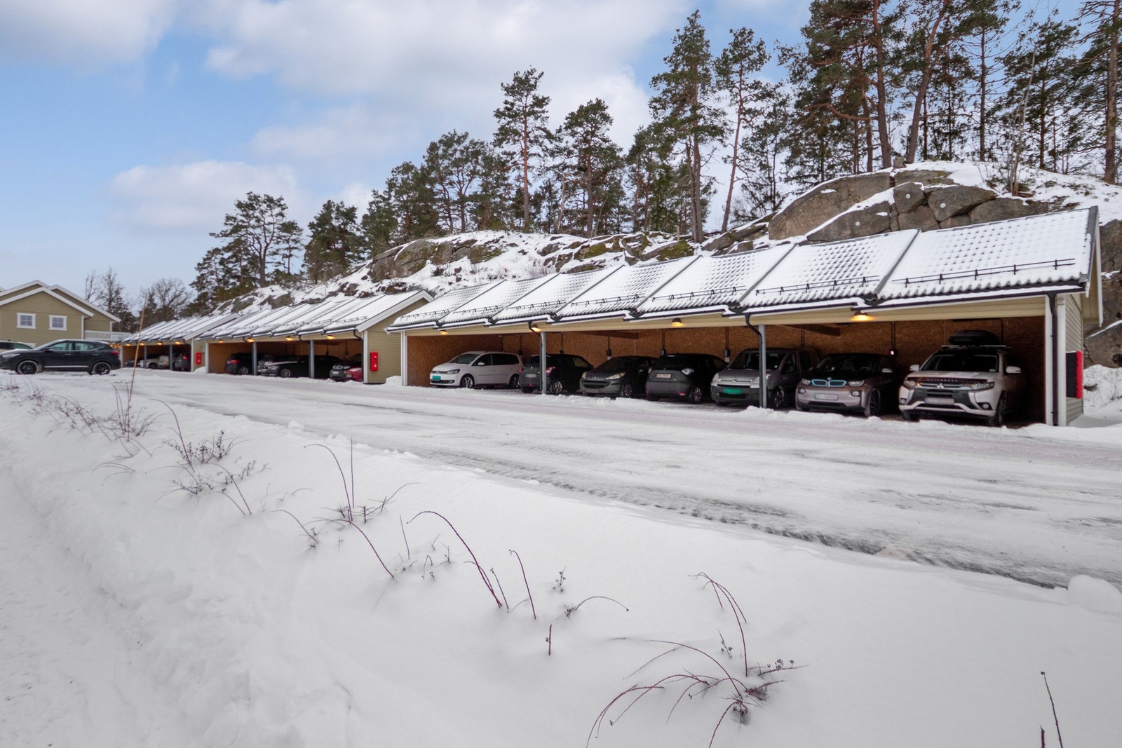 Leiligheten disponerer en carport med elbillader i felles rekke Galleribilde