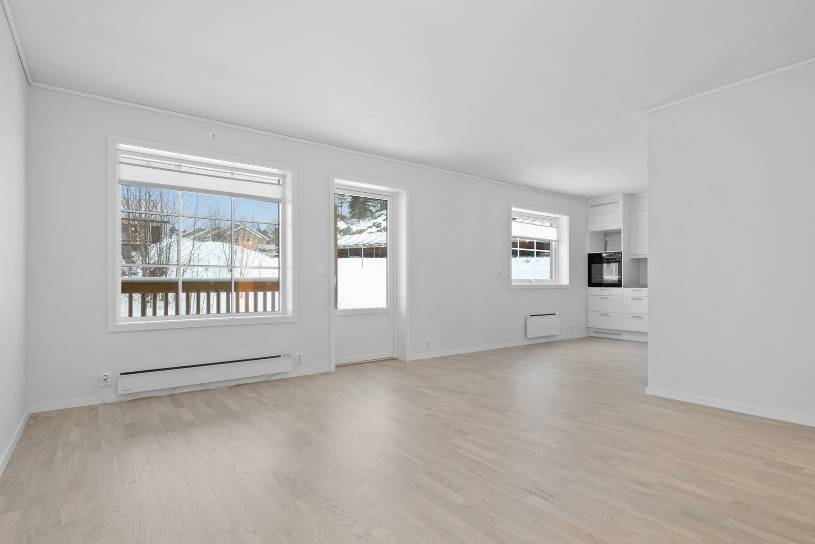 Alle hvitevarene er integrerte, bestående av stekeovn, induksjonstopp, oppvaskmaskin og kombinert kjøl/frys Galleribilde